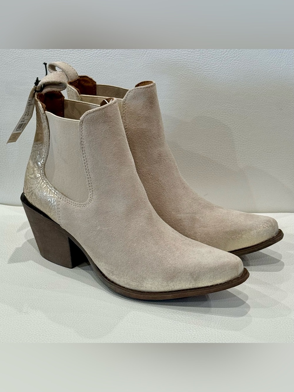 Ariat Bradley Chelsea Boots Cloud White Suede Women’s Size 7.5 B Western Boho
